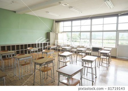 Elementary school classroom 81719143