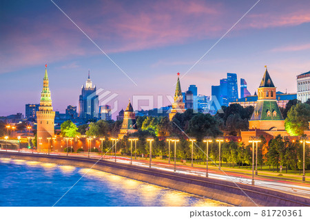 Panoramic view of the Moscow river and the Kremlin 81720361