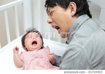 Ikumen's dad puts his newborn on the bed Ikumen's dad puts his newborn on the bed 81720403