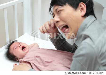 Ikumen的爸爸把他的新生兒放在床上 Ikumen的爸爸把他的新生兒放在床上 81720404