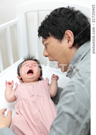 Ikumen的爸爸把他的新生兒放在床上 Ikumen的爸爸把他的新生兒放在床上 81720405