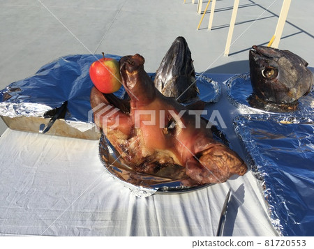 Roasted pig's head 81720553