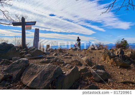 東京奧多摩市和富士山的小嶽山頂標誌 81720961