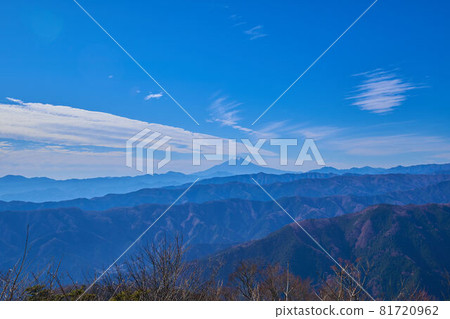 從東京奧多摩市小嶽山頂眺望富士山 從東京奧多摩市小嶽山頂眺望富士山 81720962