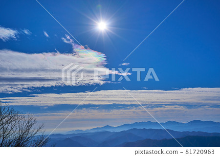 從東京奧多摩市的小嶽山頂眺望西雲和丹澤地區以南 從東京奧多摩市的小嶽山頂眺望西雲和丹澤地區以南 81720963