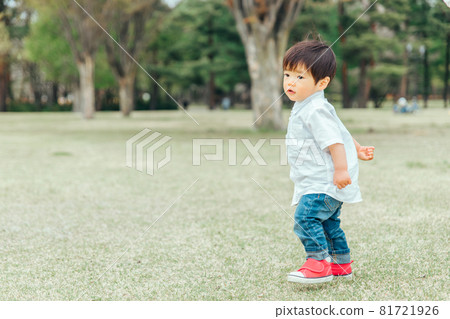 一個男孩在公園裡玩 81721926
