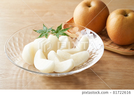 Cut pear (Toyomizu) 81722616
