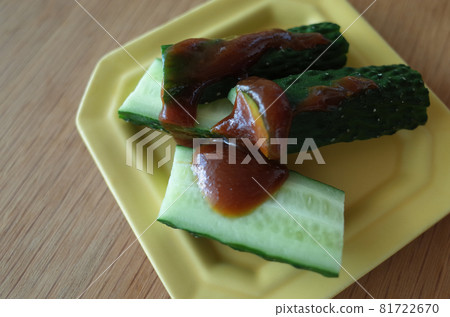 Pour miso sauce over cucumbers 81722670
