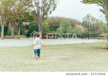 男孩在公園裡玩耍（後視圖，沒有臉） 81723049