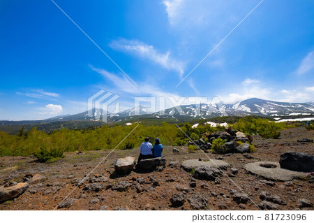 A couple hiking from Bougakudai towards Mt. Daisetsu A couple hiking from Bougakudai towards Mt. Daisetsu 81723096