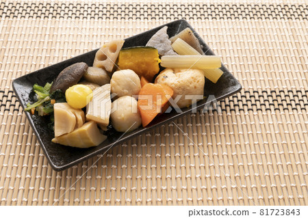 含有多種配料的煮食 含有多種配料的煮食 81723843