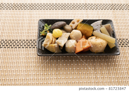 含有多種配料的煮食 81723847
