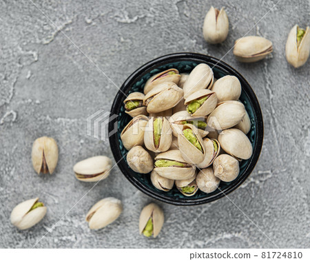 Bowl with pistachios 81724810