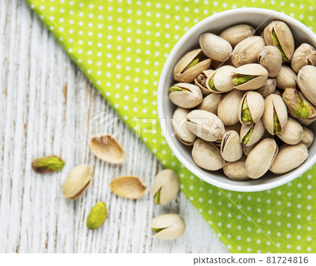 Bowl with pistachios 81724816