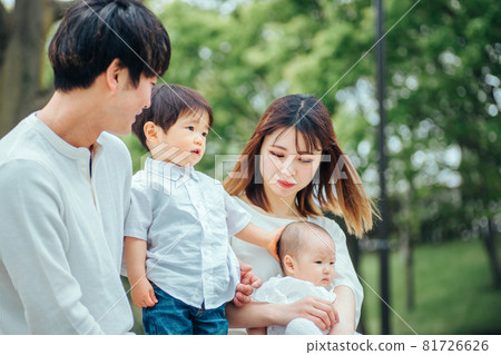 Boys and parents who love babies 81726626