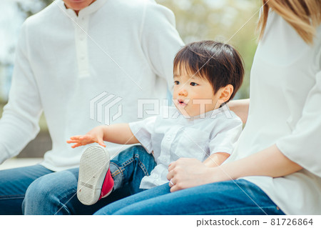 Children who came to play in the park 81726864