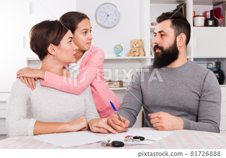 Parents signing divorce papers Parents signing divorce papers 81726888