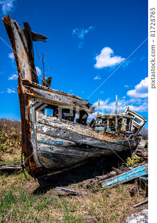 北海道紋別 Omusaro 遺址前的藍天和廢棄的船 81728765