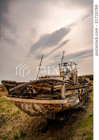 北海道紋別 Omusaro 遺址前的多雲天空和廢棄的船 北海道紋別 Omusaro 遺址前的多雲天空和廢棄的船 81728766