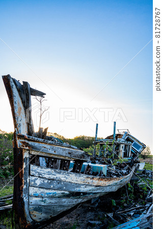Dusk and abandoned ship in front of Omusaro ruins, Monbetsu, Hokkaido 81728767