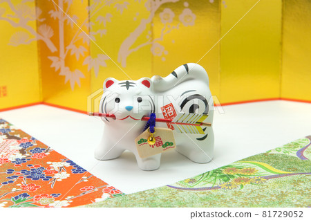 十二生肖虎和 Hamaya 背景折疊屏風和日本紙 81729052