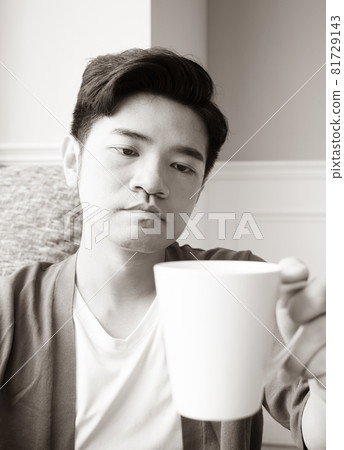 英俊的亞裔年輕男性在家喝飲料 英俊的亞裔年輕男性在家喝飲料 81729143