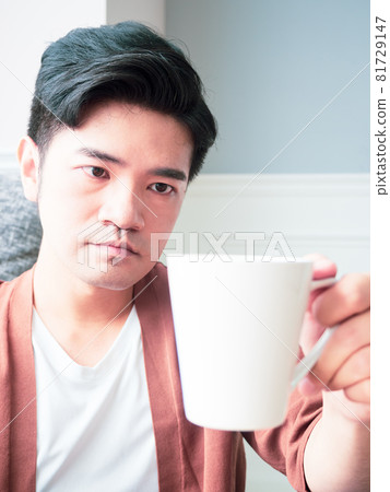 英俊的亞裔年輕男性在家喝飲料 英俊的亞裔年輕男性在家喝飲料 81729147