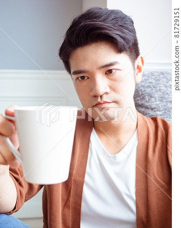 英俊的亞裔年輕男性在家喝飲料 81729151