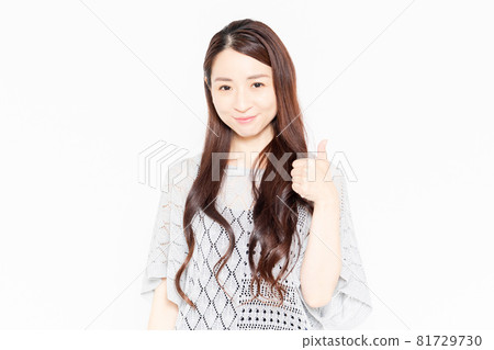 一個穿著休閒服的女人,很樂意做一個喜歡的手勢 一個穿著休閒服的女人,很樂意做一個喜歡的手勢 81729730