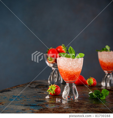 Fresh cocktail with crushed ice, strawberry and mint 81730168