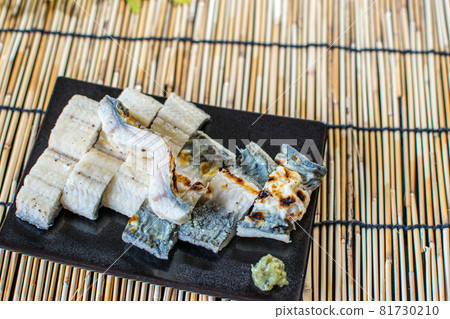 White-grilled eel served on a plate! White-grilled eel served on a plate! 81730210