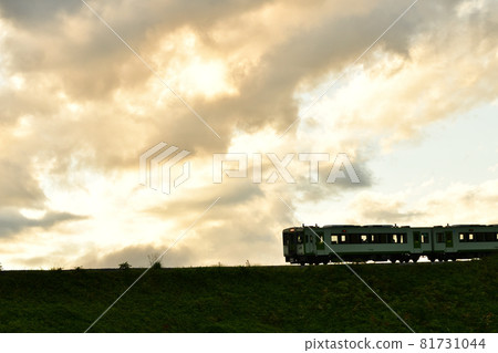 北斗市小淵鎮的小海線列車在夕陽雲彩下行駛。頭燈 北斗市小淵鎮的小海線列車在夕陽雲彩下行駛。頭燈 81731044