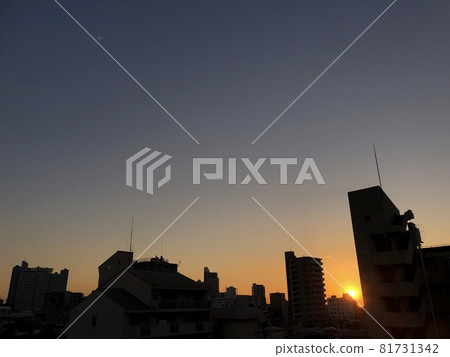 The city at dawn The city at dawn 81731342