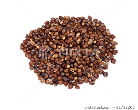 pile of grains of paradise pepper closeup on white background 81732208