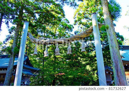 [Nara] Ogami Shrine in autumn: Large shimenawa rope in front of the worship hall 81732627