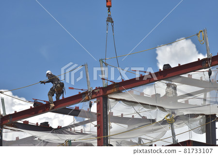 鋼架組裝作業場景：掛主繩防墜落 81733107