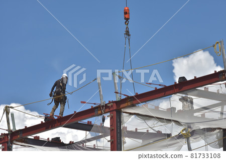 鋼架組裝作業場景：掛主繩防墜落 81733108