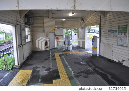 JR East Tsurumi Line Shin-Shibaura Station 81734015