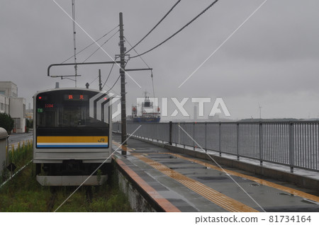 JR East Tsurumi Line Umi-Shibaura Station 81734164