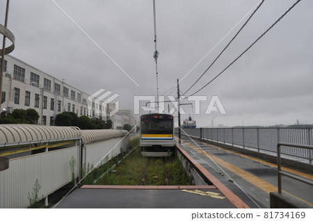 JR East Tsurumi Line Umi-Shibaura Station 81734169