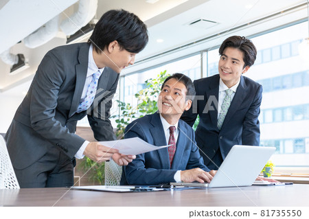 三名男子在辦公室看著電腦交談攝影合作:WEEK Shiba Daimon(Sun Frontier Real Estate) 三名男子在辦公室看著電腦交談攝影合作:WEEK Shiba Daimon(Sun Frontier Real Estate) 81735550