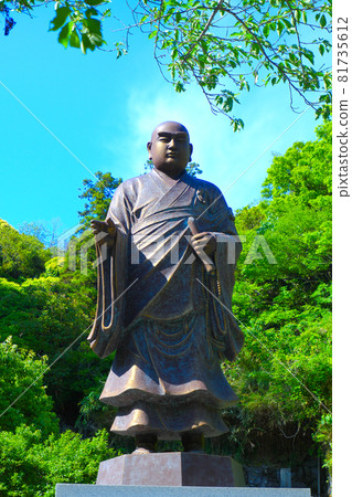 位於鎌倉古城中與引吉和有關的古寺明本寺廣闊的院內，矗立著日蓮上人的雕像。 81735612