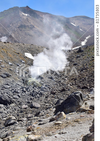 夏天的大雪山旭岳，火山煙霧升起，北海道 81735803