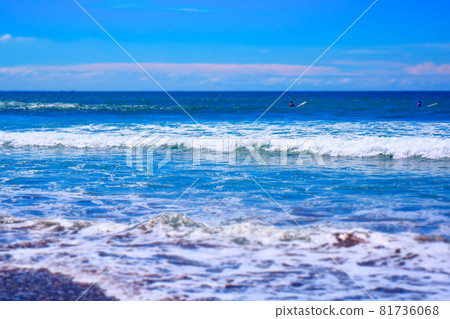 A sandy beach with endless waves A sandy beach with endless waves 81736068