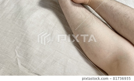女性膝蓋以下和小腿以下有大量不必要的毛髮 女性膝蓋以下和小腿以下有大量不必要的毛髮 81736935