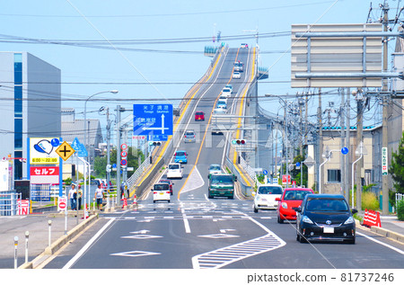 The uphill road of Eshima Ohashi seen from the Shimane prefecture side and the traffic of cars ... Matsue city, Shimane prefecture (sunny) 81737246