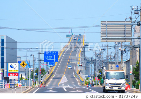 The uphill road of Eshima Ohashi seen from the Shimane prefecture side and the traffic of cars ... Matsue city, Shimane prefecture (sunny) 81737249