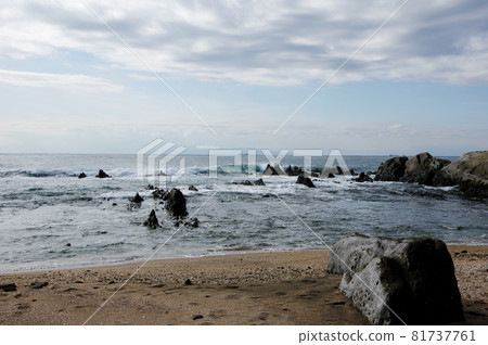 View of Mt. Mihara, Izu Oshima in the distance from Shirahama Sheer Cliff (Minamiboso City, Chiba Prefecture) 81737761
