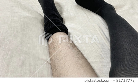 一個女人脫掉有很多頭髮的襪子的小腿和腳 一個女人脫掉有很多頭髮的襪子的小腿和腳 81737772