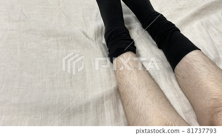 一個女人脫掉有很多頭髮的襪子的小腿和腳 一個女人脫掉有很多頭髮的襪子的小腿和腳 81737793